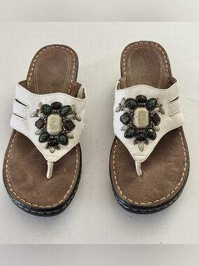 WHITE NATURAL SOUL BY NATURALIZER SANDALS WITH STONES DESIGN